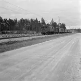 Statens Järnvägar, SJ D lok. Resandetåg norr om Sala. De första D-loken hade träkorg, medan de senare fick nitad stålkorg. D-loken var de första stålkorgsloken.