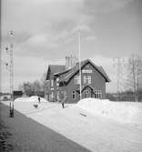 Fjällåsen, stationshus, 80 KV-stolpe.  Trafikplats anlagd 1902. Elektrisk växelförregling.