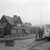 Porjus station. Station anlagd 1912. En- och enhalvvånings träbyggnad. Stationen flyttad 1921. Stationen flyttades ytterligare en gång, omkring 1975 .