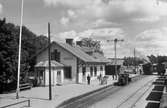 Station på Karlshamn - Vislanda - Bolmens Järnväg, KVBJ. Trafikplats anlagd 1874. Stationen öppnad för trafik 4 oktober 1878. En-och enhalvvånings putsat stationshus. Expeditionslokalerna och väntsalen renoverade 1941