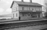 Hennan stationshus är en av så kallad Hällnäsmodellen. Ett panelklätt tvåvåningshus med enkla trädekorationer. Byggnaden daterar från 1880.
Hennans station,  har monterats ned och flyttats från Hennan i Ljusdal  till  Sveriges Järnvägsmuseum 2006.
