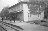 Hästbo station. Stationen anlades 1875. Tvåvånings stationshus i trä . Mekanisk växelförregling.