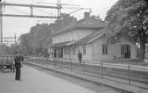 Ockelbo station. Trafikplatsen öppnades 1874. Tvåvånings stationshus i trä. Huset ombyggnads några gånger. 1946 moderniserades expeditionslokalerna. Mekanisk växelförregling.