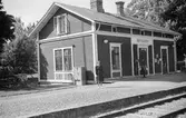 Åbyggeby hållplats anlagd 1883. Envånings stationshus i trä.
Kvinnlig platsvakt .