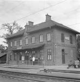 Boxholm station. Tvåvånings stationshus av sten, byggd efter den förbättrade Linghemsmodellen. Mekanisk växelförregling. Hållplats öppnad för allmän trafik 11.05.1874.