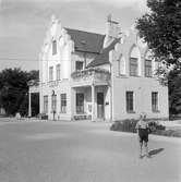 Falsterbo station. Stationen byggd 1903 av HSFJ.  Arkitekt var Theodor Wåhlin. Tvåvånings putsat stationshus med trappgavlar, bl a en mot banan .