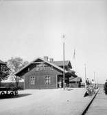 Hedesunda station. Det var SGGJ som byggde och öppnade Sala-Gysinge-Gävle järnvägen 1901. Den övergick till SJ 1937. Banan lades ner 1963.