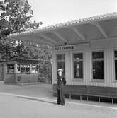 Huskvarna station. Stationen öppnades för allmän trafik 1 september 1944. Envånings stationsbyggnad. Mekanisk växelförregling.