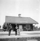 Jungabo, en liten hållplats . Det var SGGJ som byggde och öppnade Sala-Gysinge-Gävle järnvägen 1901. Den övergick till SJ 1937. Banan lades ner 1963.  Centrallås för ljussignaler. Järnväg med bommar.