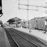 Motala Centralstation. Stationen öppnades för allmän trafik 13 december 1873. Stationshuset har sedan moderniserats i olika omgångar. Resandetåg med G-vagn, resgodsvagn och postvagn. Resandeutbyte.