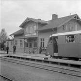 Åtvidabergs station anlagd 1878. en och en halvvånings stationshus i trä, tillbyggt och moderniserat 1939.