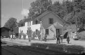 Johansfors station öppnades 1891, bannvaktstugan byggdes om till tvåvånings stationshus i trä. Stationen är nedlagd och stationshuset revs i juni 1981.