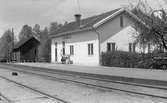 Lillsjödals station daterar från 1873. Envåningshus byggdes till och putsades 1930.  Mekanisk växelförregling. Trafikplatsen övergick 1946 till SJ.