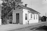 Ryningsnäs stationshus med smal plattform. Hållplats anlagd 1873. Mekanisk växelförregling. Trafikplatsen övertogs  1946 av SJ.