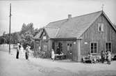 Höllviken numera Höllviksnäs station. Hållplatsen öppnades 1910. Envånings stationshus i trä, plattformen ombyggdes 1946.