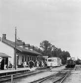 Ljungby station öppnad 1878 av den smalspåriga, 1067 mm, Karlshamn - Vislanda - Bolmens Järnväg, KVBJ. Föreningsstation med den normalspåriga, 1435 mm,  Skåne - Smålands Järnväg, SSJ. På bilden syns nytt stationshus, kombinerat med busstation.