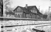 Bergsbrunna station. Stationshus byggdes enligt så kallad Habomodellen. En-och en halvånings hus i trä.  Stationen anlades 1874 och någon ombyggnad sedan dess har inte förekommit.