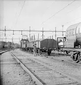 Växling av vagnar. Vagn SJ Q12 502053 med texten Shell.