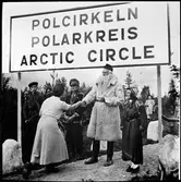 Evenemang för resenärer med det så kallade Dollartåget. Resenärer får hälsa på Tomten.
Personerna är från vänster: Eilert Nordvall, okänd kvinna, Vilhelm Nordvall, 