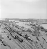 Göteborgs hamn. Utsikt över Fiskhamnen och bangården. Ångbåtar. Ånglok.