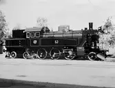 Statens Järnvägar, SJ S1 1910. Det här loket levererades från Nohab 1952 som första S1 lok. 
S1 ånglok var representativ för den avslutande persontågtrafiken på oelektrifierade statsbanorna. S1 loken var inte särskilt omtyckta  av personalen och de flesta skrotades på 1970-talet. Men, ett antal är bevarade som museilok, varv ett i England och  ett i Sveries Järnvägsmuseum i Gävle.