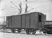 Statens Järnvägar, SJ Gsh 18769. Sluten godsvagn. En äldre vagn med träklädd korg och skjutdörrar. Vagnar som den på bilden, var ofta manuellt bromsade och hade en liten plattform med en ratt som skulle dras åt av bromsaren när lokföraren gav signal.