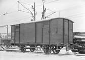 Statens Järnvägar, SJ Gsh 18769. Sluten godsvagn. En äldre vagn med träklädd korg och skjutdörrar. Vagnar som den på bilden, var ofta manuellt bromsade och hade en liten plattform med en ratt som skulle dras åt av bromsaren när lokföraren gav signal.