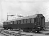 Statens Järnvägar, SJ A03 2904. H.M. Kungens och H.M. Drottningens salongsboggievagn.
Kockums 1931, ombyggd vid SJ Örebro 1952.