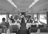 Statens Järnvägar, SJ R03. Restaurangvagn med inredningen. Servering av middagen.