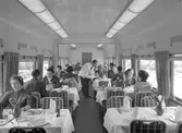 Statens Järnvägar, SJ R03. Restaurangvagn med inredningen. Servering av middagen.