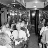 Statens Järnvägar, SJ tåghem. Restaurangvagnen med matgäster