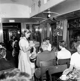 Statens Järnvägar, SJ tåghem. Restaurangvagnen med matgäster och
serveringspersonal
