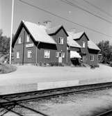 Björkliden station. Cykelkärra med resväskor