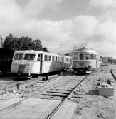 Rälsbuss littera  SJ YC06 bredvid SJ Y01 rälsbuss mellan Kristianstad och Sölvesborg.