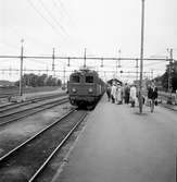 Ellok SJ F 628 och resande på Nässjö station.