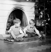 Barn leker med leksakståg. Djursholm