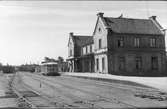 Bs Halmstad är lika med Bolmens Halmstad. Nytt namn från 1947-04-09, Halmstad Östra. Motorvagn HBJ. Lokomotor HBJ. Senare SJ Zt 197.