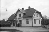 Slutarp station. Bilden tagen vid filmproduktion med anledning av Västra Centraljärnvägen och Halmstad - Nässjö Järnvägasr förstaligande.
På bilden Johan Sigfrid Hjertstrand med sonen Jan ao Hjertstrand.