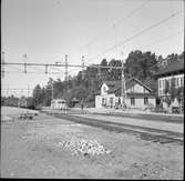 Kungsängen station. Elektrifierad 1946. På högra spåret syns en Hilding Carlsson rälsbuss, troligen en SJ Yo eller Yo1. På vänstra spåret står ett tågset med personvagnar, bl a en SJ C06 eller C06b. En cykeldressin syns till vänster om spåret.