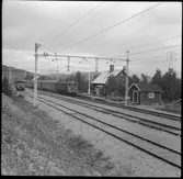 Södergående persontåg 21 med lok SJ Dk 444 och SJ F04 resgodsvagn vid Stenbacken station.