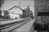 Arbrå station. Godsvagn med hög plattform på kortsidan.