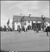 Skellefteå stad station. I bakgrunden vedeldat ånglok med rökskärm.