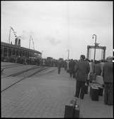 Hemtransport av danska flyktingar, här vid Malmö färjestation.