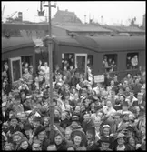 Anhöriga i väntan på ankomsten av de hemvändande flyktingarna. Köpenhamns frihamn. Skylt med text: Svend Gottlieb.