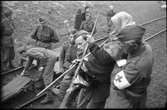 Sårad kvinna vid evakueringen av finska flyktingar, hösten 1944.