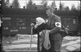 Flyktingar från Finland anländer i Haparanda hösten 1944.  VR 22192.