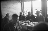 Delegation från SJ, äter lunch på SJ marketenteri i Karungi, i samband med evakueringen av finska flyktingar 1944.