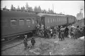 Flyktingar från Finland anländer i Haparanda hösten 1944. Vr 22093. Haparanda järnvägsstation i bakgrunden.