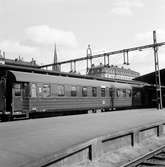 Personvagn SJ C08d 3476 på Stockholm central. Klara kyrka i bakgrunden.