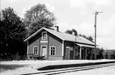 Holje järnvägsstation. Förstatligad 1942, nedlagd 1951.
Skylt: Gräddkola
